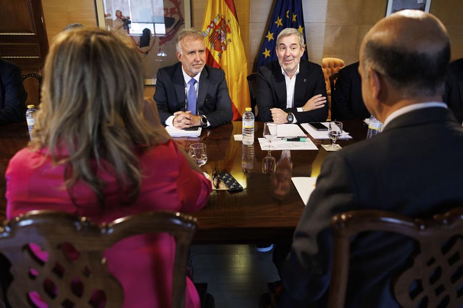 El ministro de Political Territorial y Memoria Democrática, Angel Victor Torres (c-i), junto con el presidente de Canarias, Fernando Clavijo (c-d), durante la reunión con los diputados del grupo mixto Cristina Valido, de Coalición Canaria y de UPN, Alberto Catalán. Imagen EFE