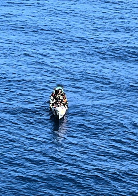 La Salvamar Adara localizó al cayuco y lo escoltó hasta el muelle, lugar al que llegaron alrededor de las 03.30 horas