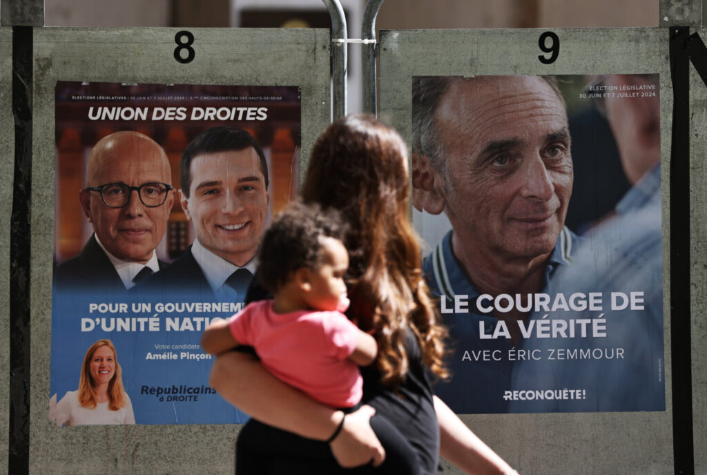 La participación en la primera vuelta de las elecciones legislativas que se celebran este domingo en Francia ha alcanzado a las 17.00 el 59,39 por ciento, una diferencia de casi 20 puntos porcentuales por encima de la registrada hasta esta misma hora en los comicios de 2022 (un 39,4 por ciento), según los datos del Ministerio del Interior. Este resultado provisional es radicalmente distinto al de los comicios de hace dos años, que terminaron con una participación final del 47,7 por ciento, la más baja registrada en unas legislativas. Ahora, Francia se encamina a los mejores porcentajes de asistencia desde 1986. De hecho, al poco de ser publicada la última estimación de las 17.00, los medios franceses han proporcionado dos estimaciones de participación final, que podría rondar el 67,5 por ciento según Ipsos, y el 69,7 por ciento según Harris Interactive. La población francesa ha acudido a los colegios electorales en medio en medio de un ambiente de enorme agitación de cara a la primera vuelta de unos comicios que podrían terminar de sellar el ascenso de la ultraderecha representada en la Agrupación Nacional de Marine Le Pen y Jordan Bardella, este último más que posible candidato a ocupar el cargo de primer ministro del país, si se cumplen los sondeos.