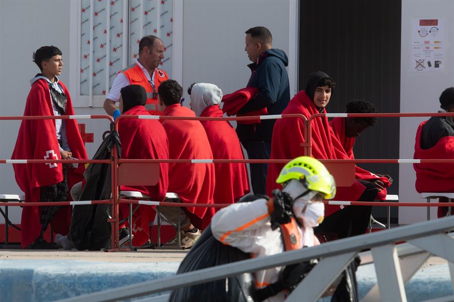 Clavijo ha confiado en que la próxima semana se pueda avanzar en esta cuestión porque la llegada a Canarias de los menores migrantes no acompañados es "insostenible"