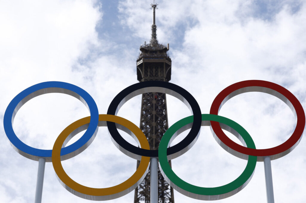 Los anillos olímpicos en la Torre Eiffel son una de las imágenes más icónicas de estos Juegos Olímpicos de París 2024 / REUTERS / Christian Hartmann