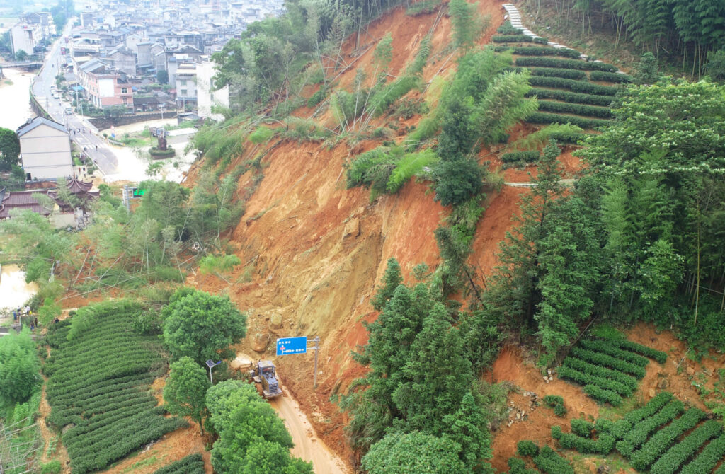 El desprendimiento causó un torrente de agua que bajó por la ladera y acabó destruyendo un antiguo puente de piedra