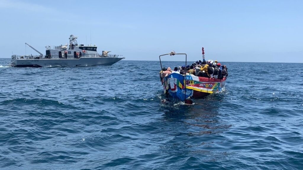 Interceptan un cayuco en altamar. Imagen de archivo