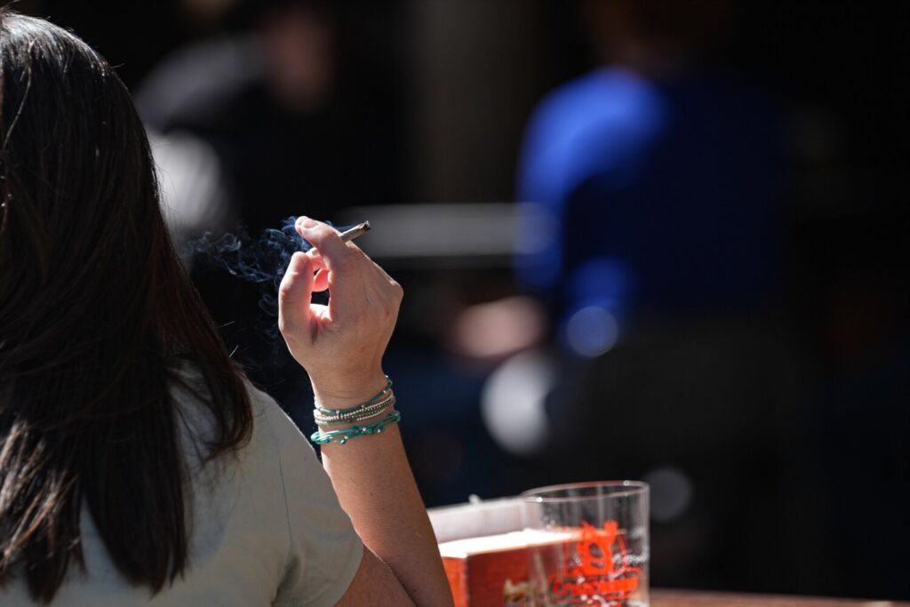 La patronal turística de Las Palmas pide que se reconsidere la prohibición de fumar en terrazas