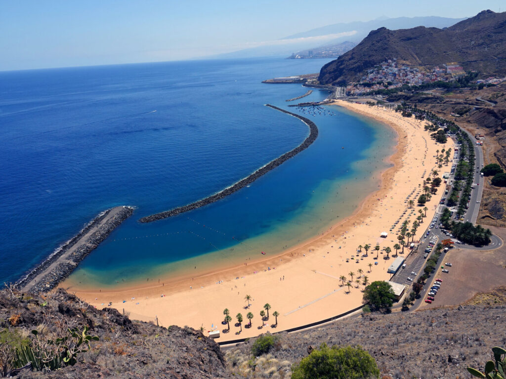 Cerrada parte de la playa de Las Teresitas (Santa Cruz de Tenerife) a la altura del acceso número 8 / Archivo