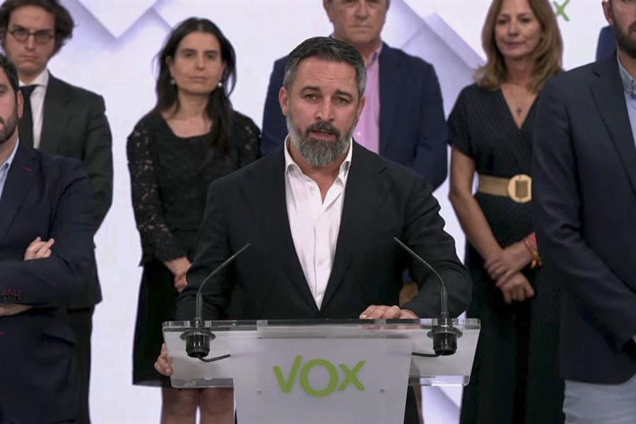 El líder de Vox, Santiago Abascal, anuncia que el Comité Ejecutivo Nacional de Vox ha acordado este jueves salir de todos los gobiernos autonómicos de coalición con el PP debido, según él, a la "agresión" del presidente del PP, Alberto Núñez Feijóo, al "obligar" a las comunidades a aceptar el reparto menores migrantes no acompañados. EFE/ Vox