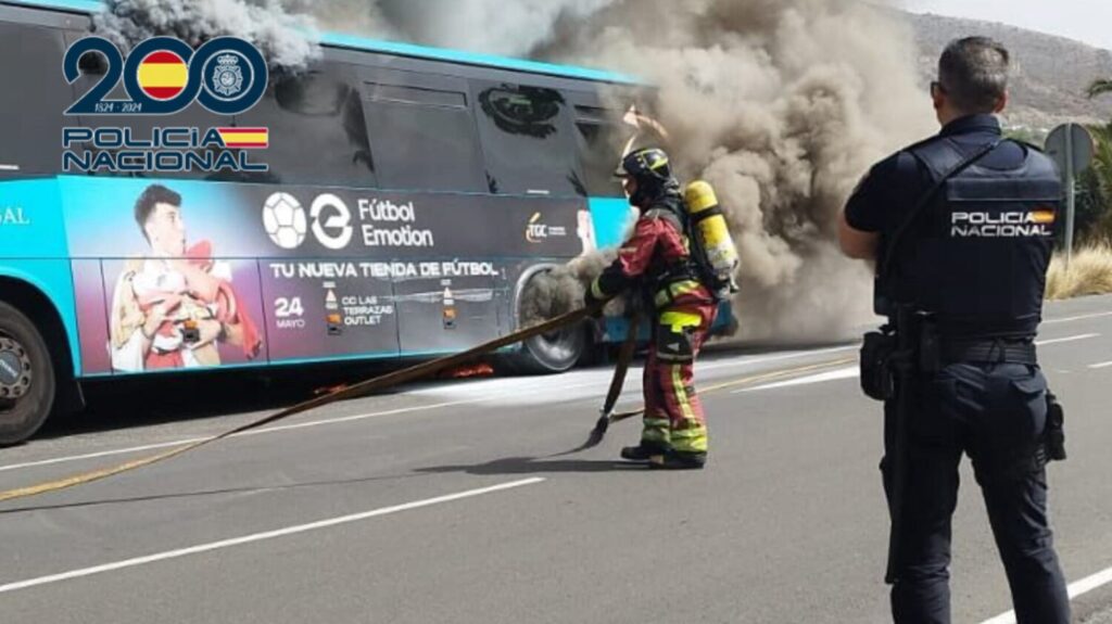 El incendio se originó por el roce de la llanta en el asfalto y hasta el lugar acudieron los servicios de bomberos