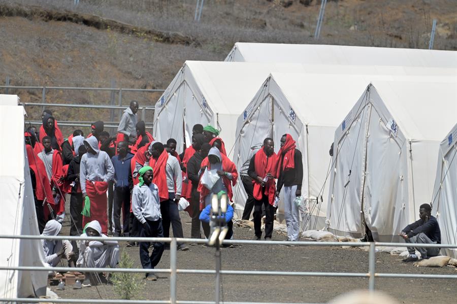 Faltan infraestructuras para acogida de migrantes. Imagen: El Centro de Acogida Temporal de Extranjeros (CATE) de El Hierro, en el pueblo de San Andrés. EFE