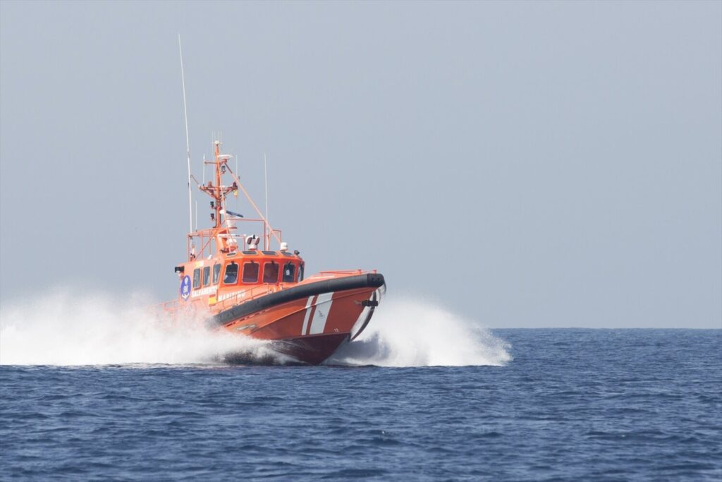 Llegada de embarcaciones con migrantes. Imagen: Una embarcación de rescate de Salvamento Marítimo