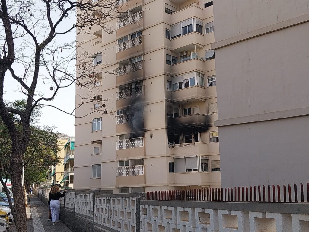 El incendio de Santa Cruz de Tenerife se ha declarado a las 10 de esta mañana