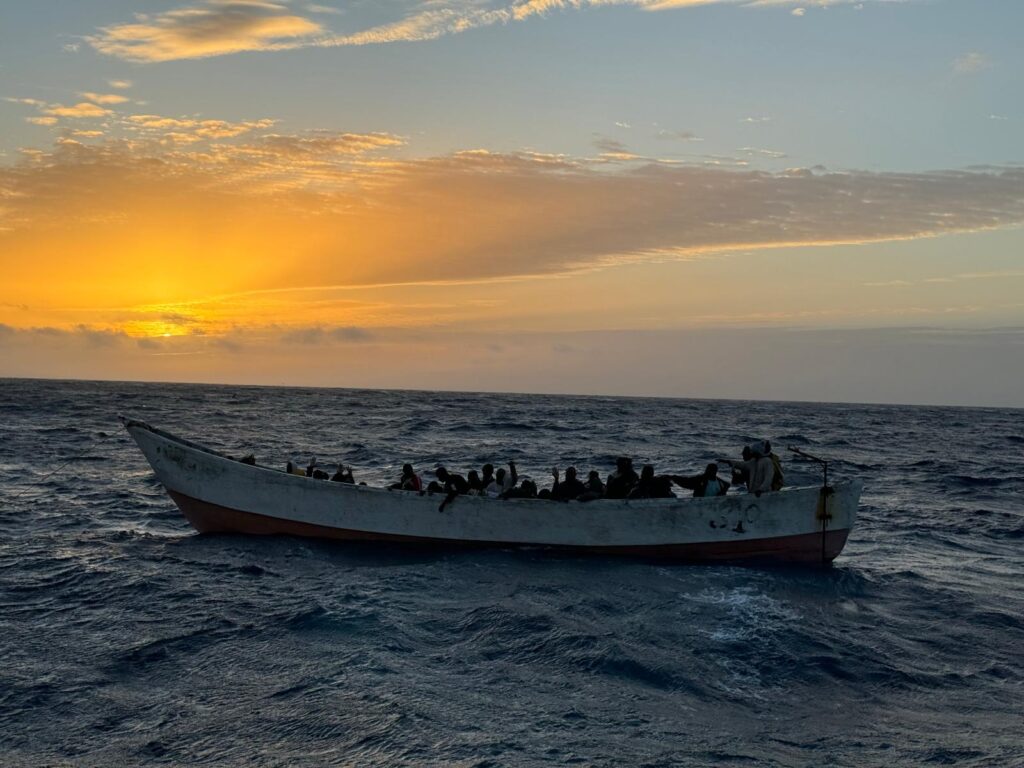 Rescatan a 61 migrantes de un cayuco que se aproximaba a La Restinga