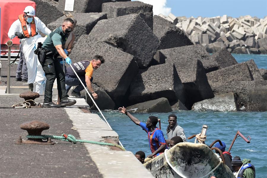 Uno de los últimos cayucos llegados a Canarias, en El Hierro. Imagen EFE