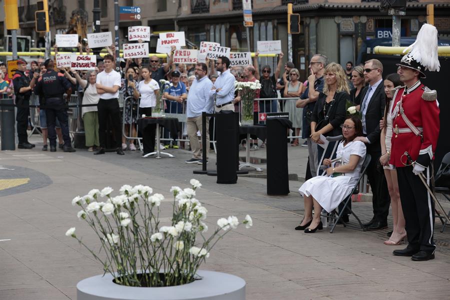 Barcelona rinde homenaje a las víctimas de los atentados del 17A