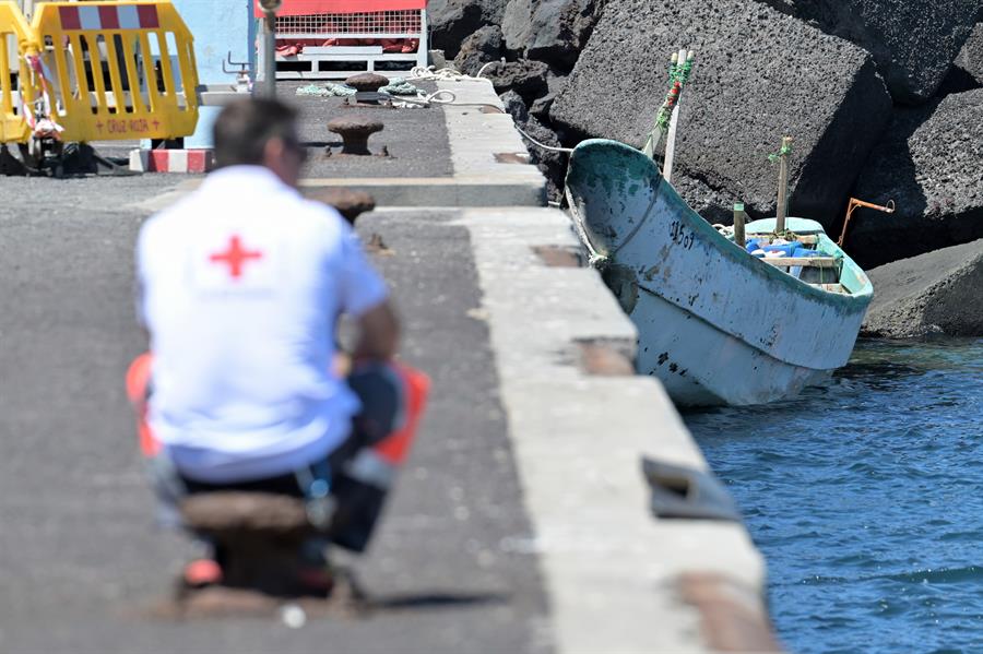 El sistema sanitario de El Hierro está a punto de quebrar por la presión migratoria. Una de las últimas embarcaciones con migrantes llegadas a La Restinga, El Hierro. Imagen EFE