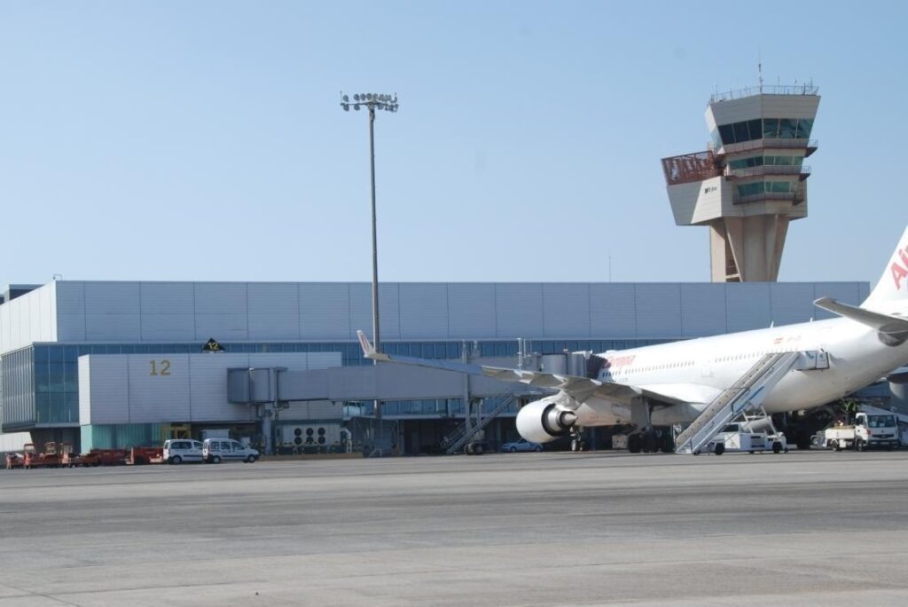 Un dron desvía tres vuelos en el Aeropuerto de Gran Canaria