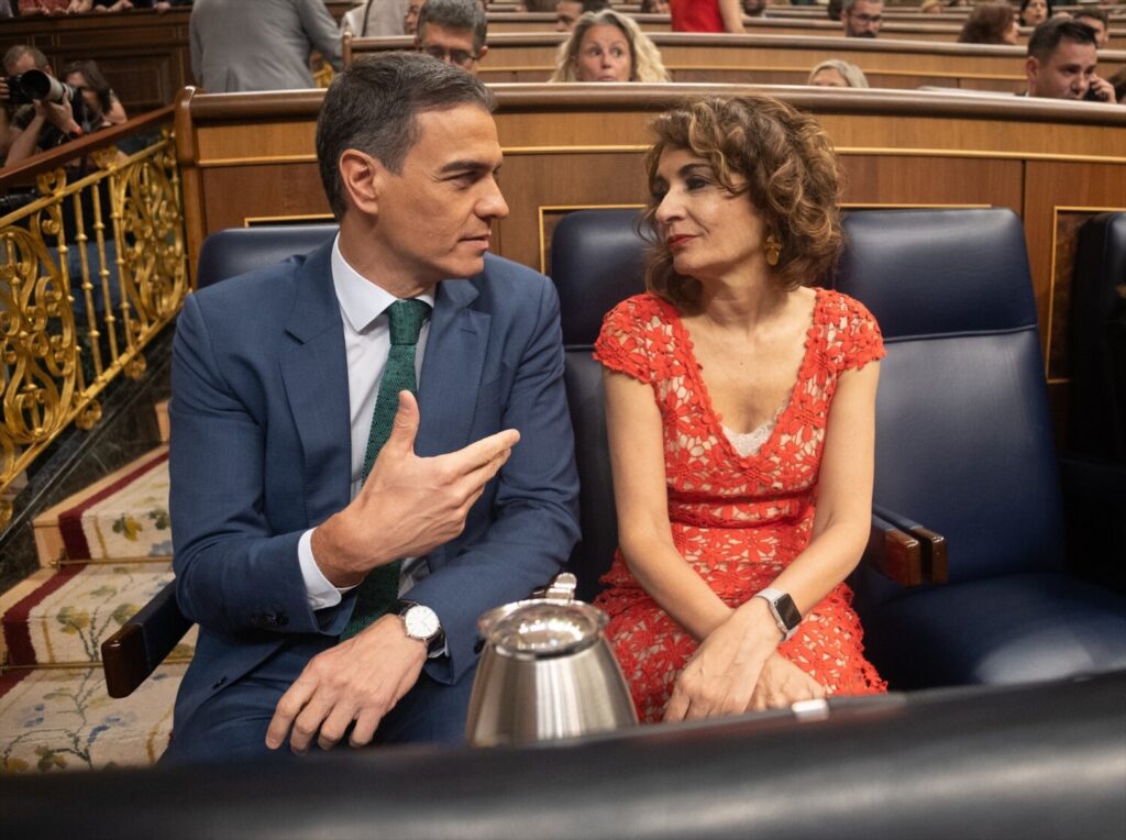 El Presidente del Gobierno de España, Pedro Sánchez, junto a la Ministra de Hacienda, María Jesús Montero, en el Congreso de Los Diputados. Foto: EuropaPRESS