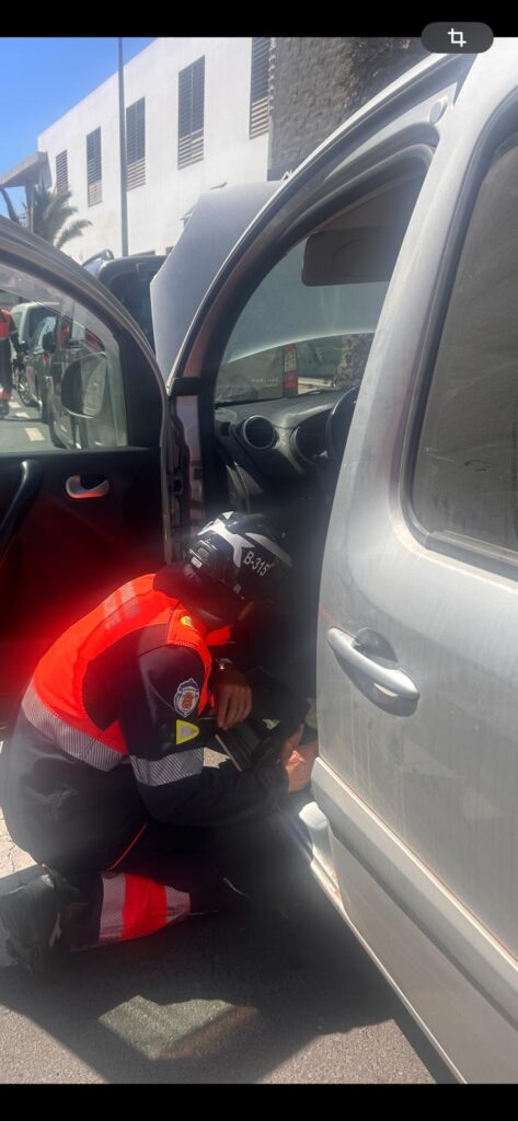 Los bomberos rescatan a una cría de gato en Arrecife, Lanzarote