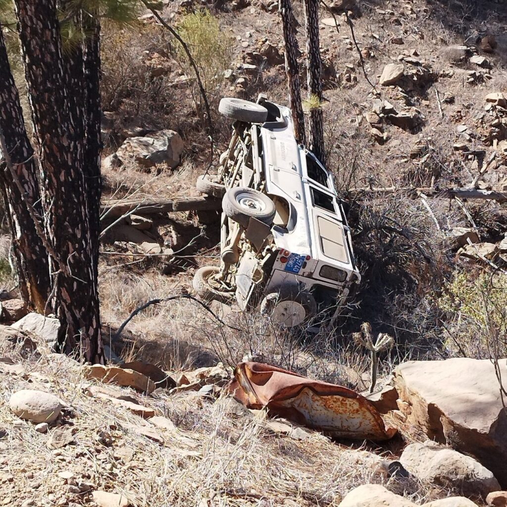 Dos heridos tras precipitarse con un vehículo por un barranco de Gran Canaria