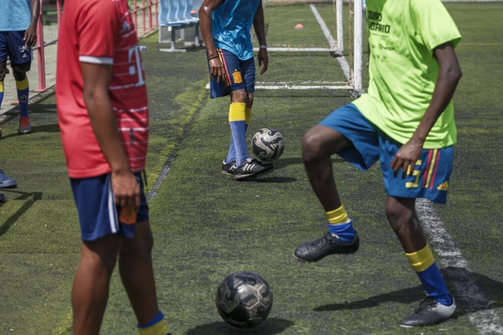 La RFEF dona equipación para migrantes en Canarias. Foto: EFE