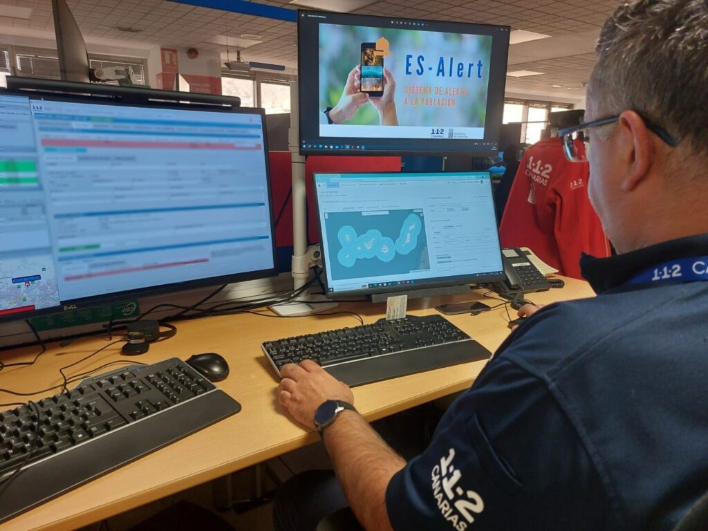 ES-Alert se probará en Tenerife. Imagen del la Dirección General de Emergencias, y el Centro Coordinador de Emergencias y Seguridad (CECOES) 112 trabajando en el ES-Alert/ Gobierno de Canarias