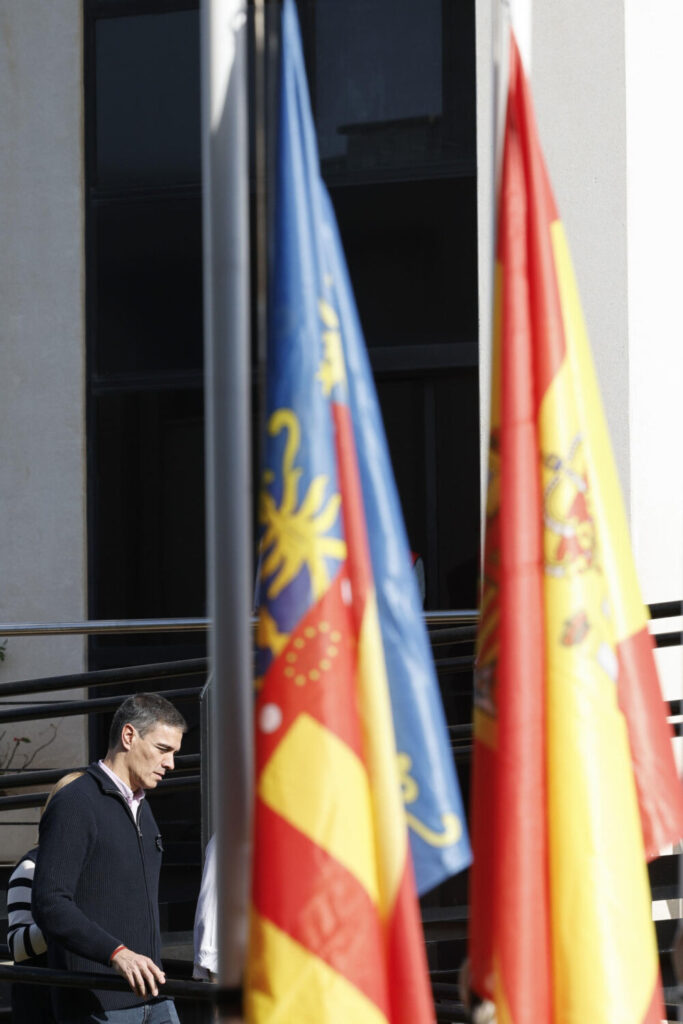 El presidente del Gobierno, Pedro Sánchez (c), visita este jueves el Centro de Coordinación Operativo Integrado (CECOPI) de la Comunitat Valenciana, desde el que se coordinan las labores de emergencia en las zonas afectadas por la dana. EFE