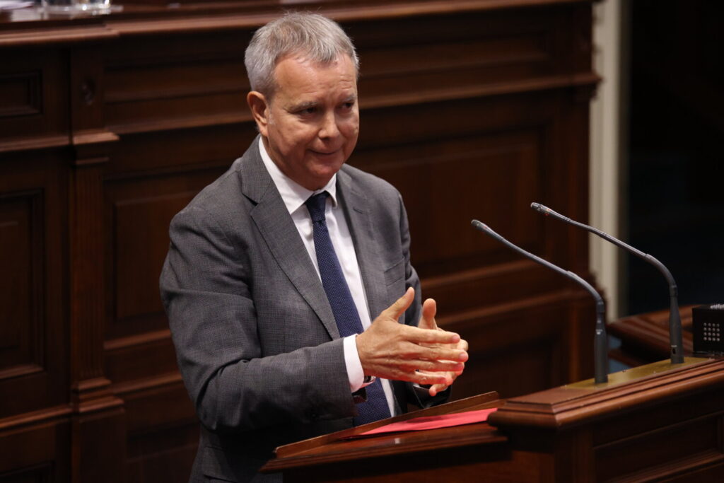 Sebastián Franquis presentó la proposición no de ley de su grupo en el Parlamento de Canarias. Imagen Grupo Parlamentario Socialista