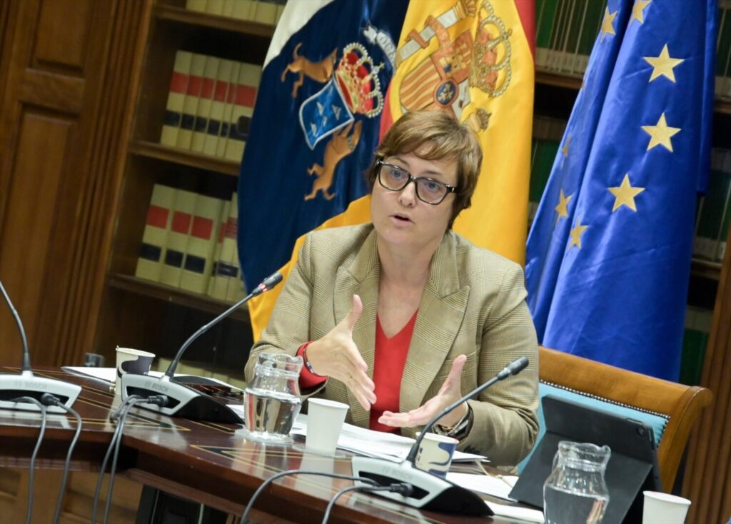 Canarias última la compra de los inmuebles para los centros de atención a mujeres víctimas de violencia sexual. Candelaria Delgado, consejera de Bienestar Social del Gobierno de Canarias en comisión parlamentaria/ GOBIERNO DE CANARIAS.