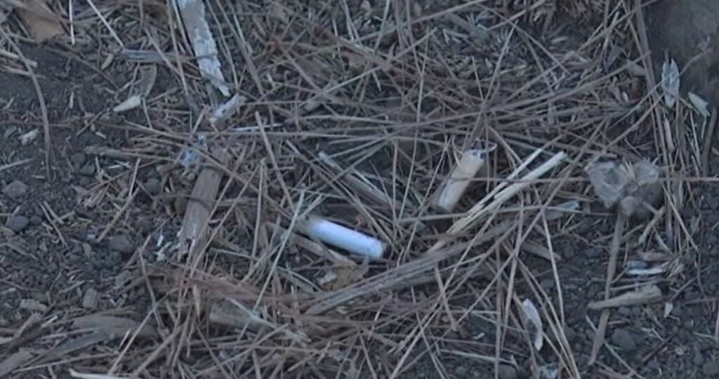 Colillas de cigarros en el mirador de Chipeque, en Tenerife