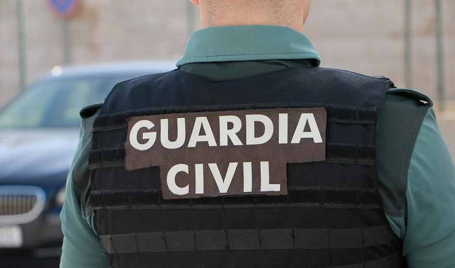 Imagen de archivo de un guardia civil de espaldas