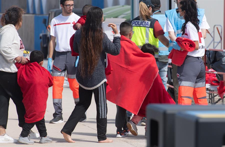 Imagen de archivo de un grupo de menores migrantes rescatados por Salvamento Marítimo cerca de Fuerteventura