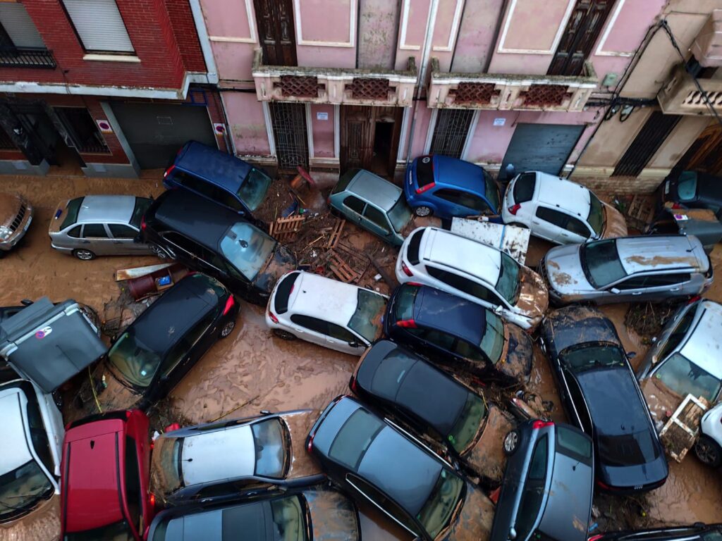 Coches atrapados tras las inundaciones / Apunt Media