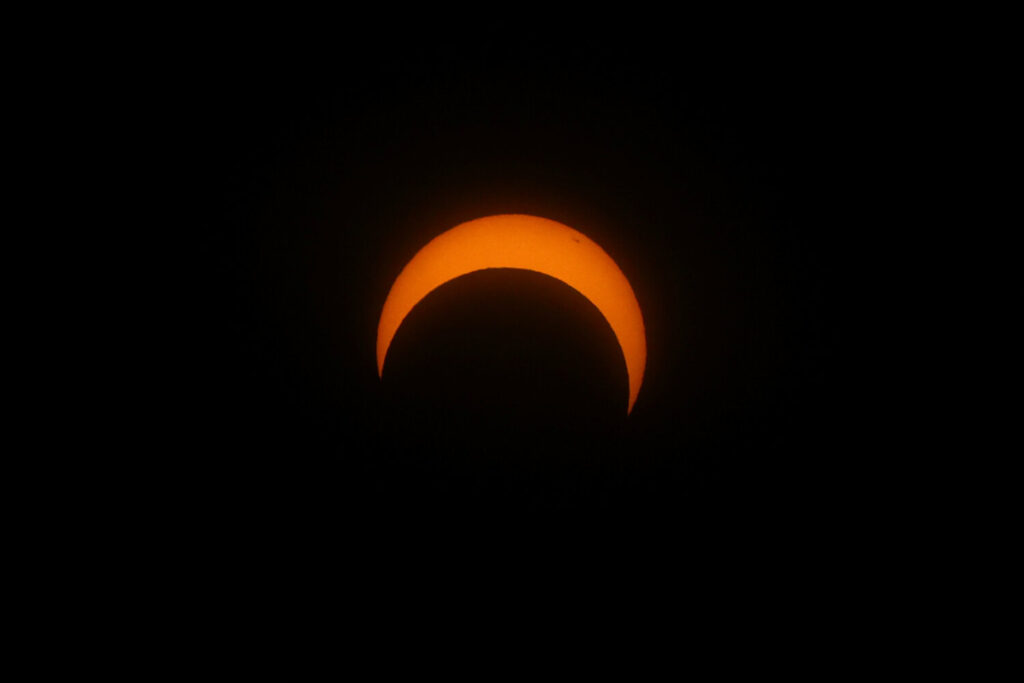 La luna pasa por el sol durante un eclipse solar anular, en las Horquetas, Santa Cruz, Argentina, 2 de octubre de 2024. REUTERS/Agustin Marcarian