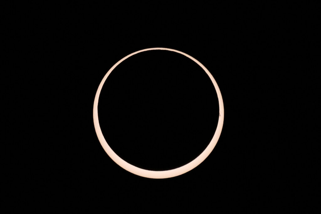 Se observa un eclipse solar desde el área del monumento arqueológico de Tahai en el parque nacional Rapa Nui administrado por la comunidad nativa Mau Henua en la Isla de Pascua, Chile, 2 de octubre de 2024. REUTERS/Ivan Alvarado