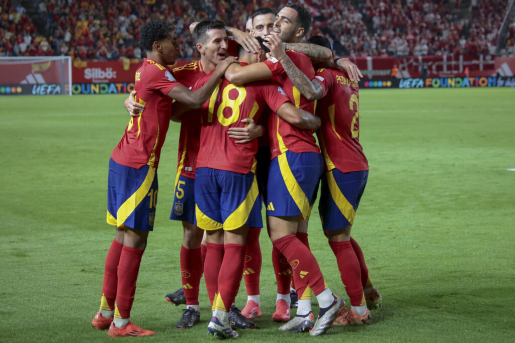 El centrocampista de la selección española, Martín Zubimendi celebra con sus compañeros el gol conseguido ante Dinamarca, durante el encuentro correspondiente a la fase de grupos de la Liga de Naciones que disputan hoy sábado España y Dinamarca en el estadio Enrique Roca de Murcia. EFE / Juan Carlos Caval.