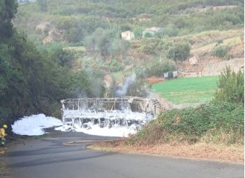 Incendio en una guagua en Los Realejos (Tenerife)