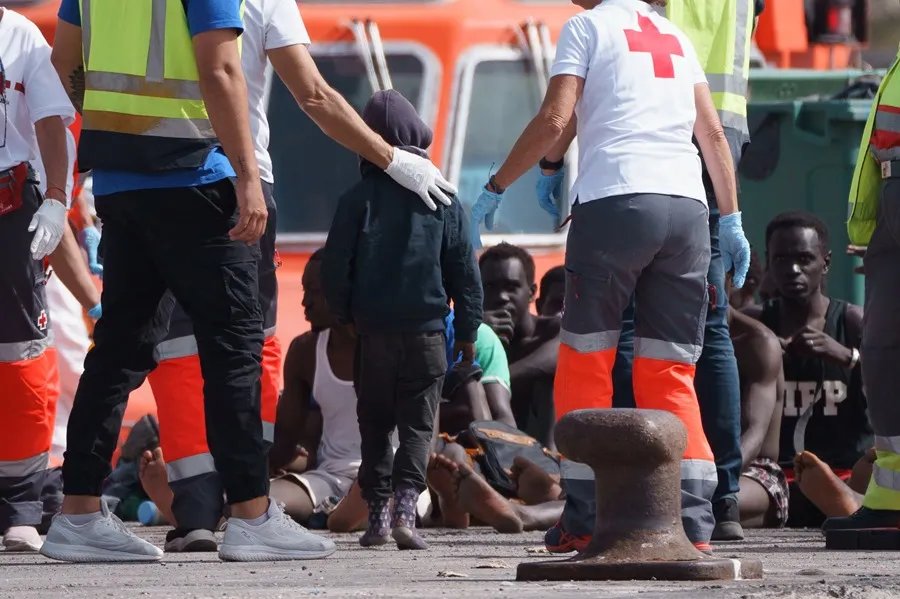 50 millones para la atención de menores migrantes. Imagen de archivo de un grupo de inmigrantes en el puerto de Los Cristianos, en el sur de Tenerife. EFE/Ramón de la Rocha