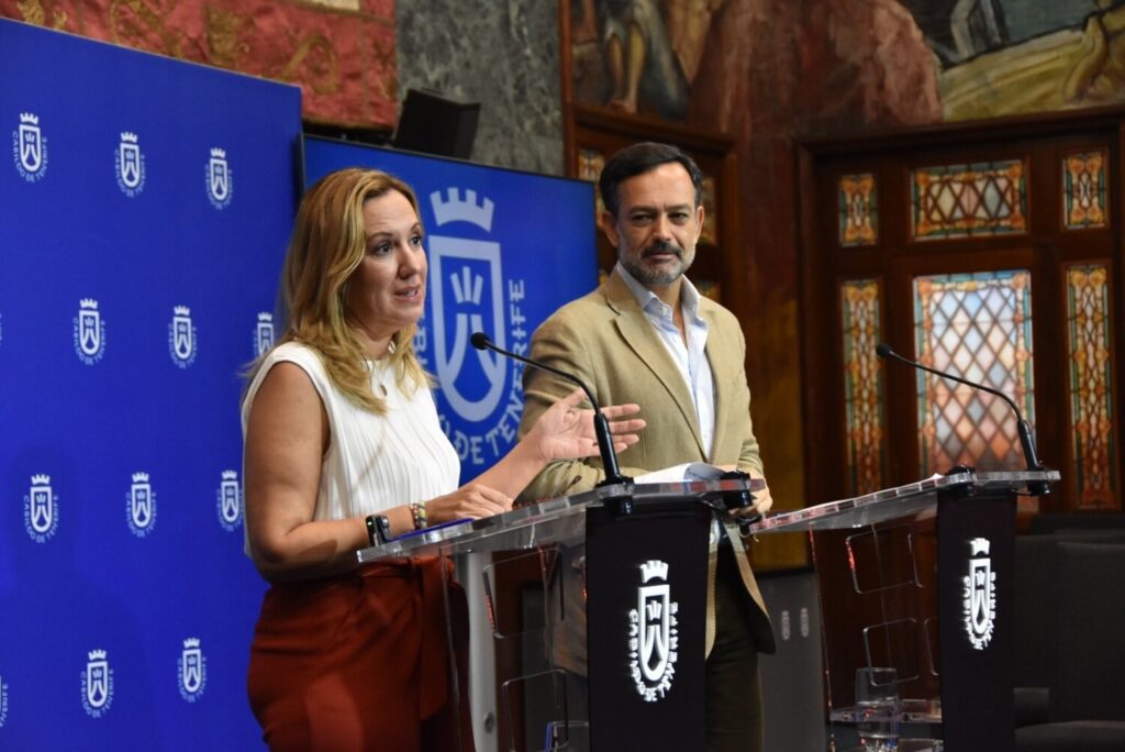 Dávila afirma que las obras de la carretera de Guamasa siguen adelante. (Archivo) La presidenta del Cabildo de Tenerife, Rosa Dávila, y el vicepresidente, Lope Afonso, en una rueda de prensa/ CABILDO DE TENERIFE 