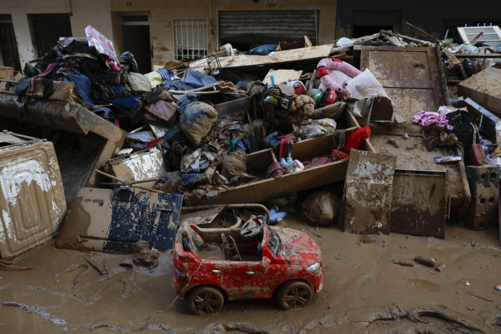 Retirada de enseres en una calle en Catarroja, Valencia, este miércoles. Los servicios de emergencias continúan este miércoles con la búsqueda de posibles víctimas mortales de las inundaciones causadas por la dana en la provincia de Valencia, especialmente en la zona del río Magro, la Rambla del Poyo, la desembocadura del río Turia y L'Albufera/EFE