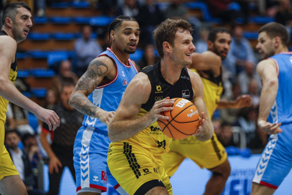 El ala-pívot del Tenerife Tim Abromaitis, durante el partido de la Liga Endesa de baloncesto que Río Breogán y La Laguna Tenerife han reanudado este jueves en Lugo. EFE