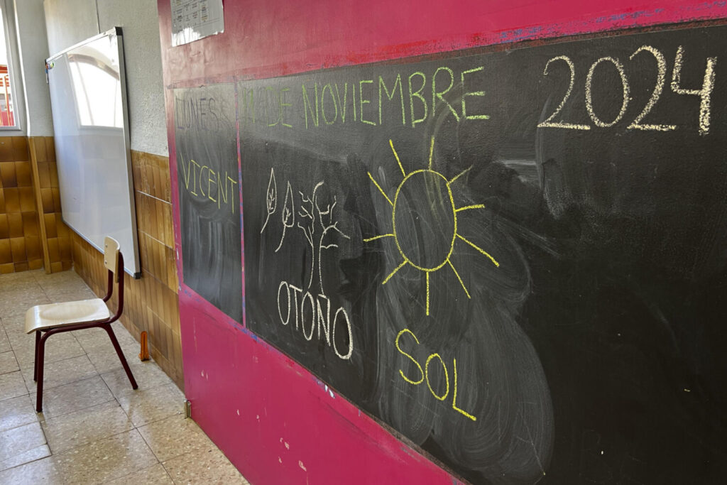 Vista del interior de un aula del colegio Ausias March de Aldaia, este lunes. Más de 22.000 alumnos de 47 centros educativos situados en catorce municipios de zonas afectadas por la dana en la provincia de Valencia han vuelto este lunes a las aulas. EFE