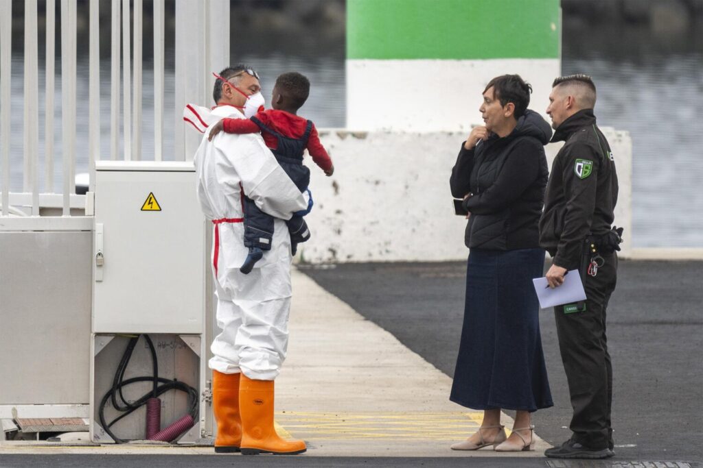 Salvamento Marítimo ha rescatado este miércoles a 15 kilómetros de la costa de Lanzarote a 47 inmigrantes de origen subsahariano y magrebí que intentaban llegar a la isla en una patera, entre ellos cuatro mujeres y un niño. EFE