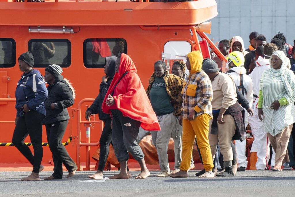 Salvamento Marítimo ha rescatado este lunes a 546 inmigrantes de origen subsahariano, magrebí y asiático que intentaban llegar a la isla a bordo de diez lanchas neumáticas/EFE