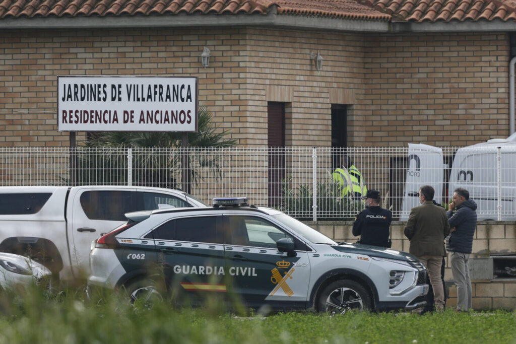 Miembros de los servicios de emergencia a las puertas de una residencia de mayores en Villafranca de Ebro/EFE