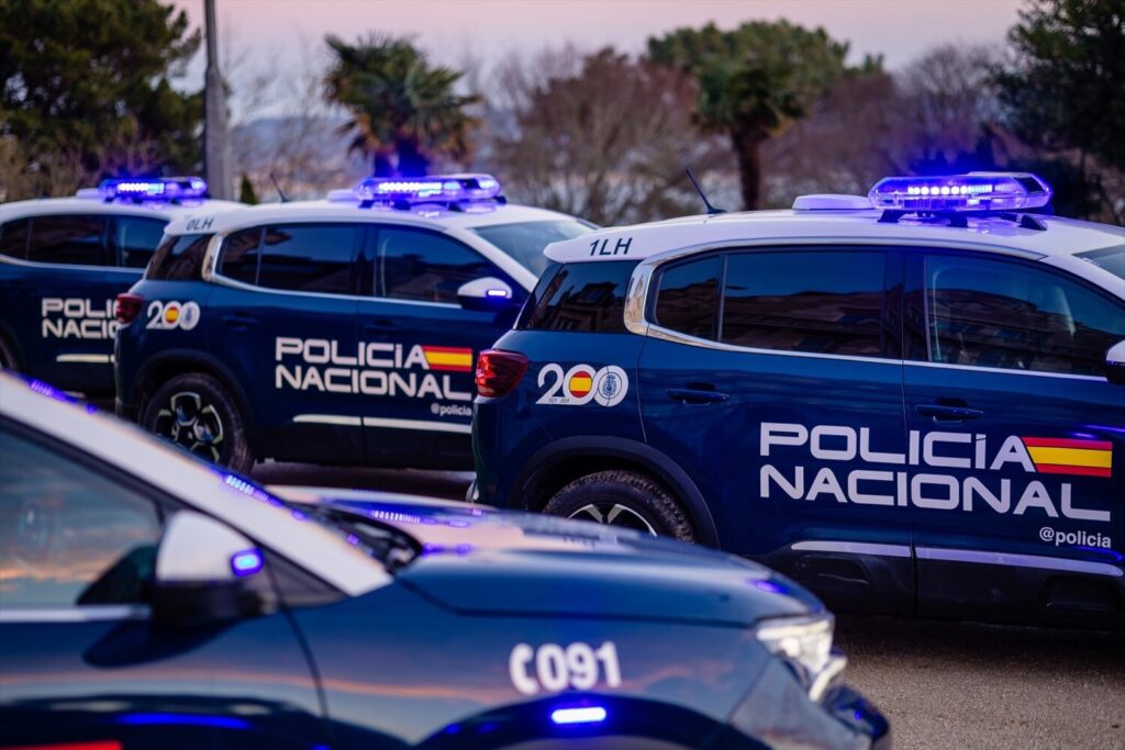 Detienen al dueño de una tienda de compra venta de joyas. (ARCHIVO) Coches de la Policía Nacional/ POLICÍA NACIONAL