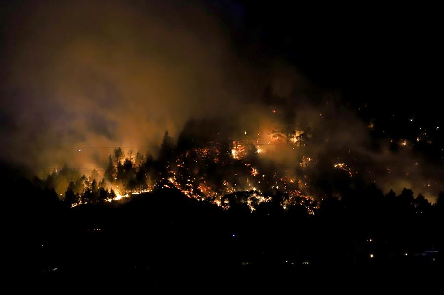 Noticias más seguidas rtvc. El Cabildo de La Palma ha ordenado esta noche la evacuación unos 200 vecinos de Valencia y Los Barriales, dos barrios de viviendas dispersas del municipio de El Paso, ante la progresión de un conato de incendio forestal que se ha declarado en esa zona a las 21:50 hora local, según ha informado la propia corporación insular. EFE / Luis G Morera.