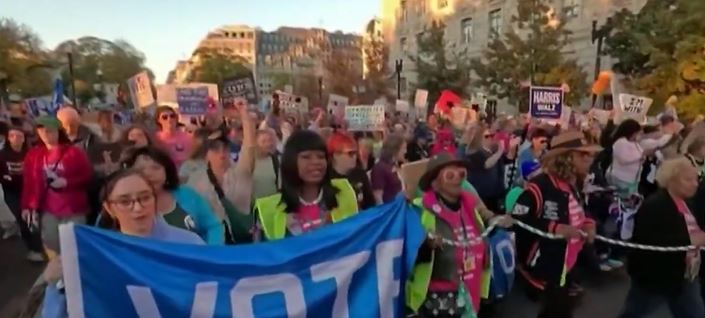 La población de Estados Unidos sale a la calle para pedir el voto a pocas horas de las elecciones presidenciales de 2024