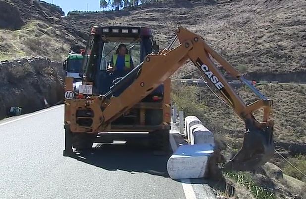 Retiran los viejos malecones de la GC-21, en Artenara