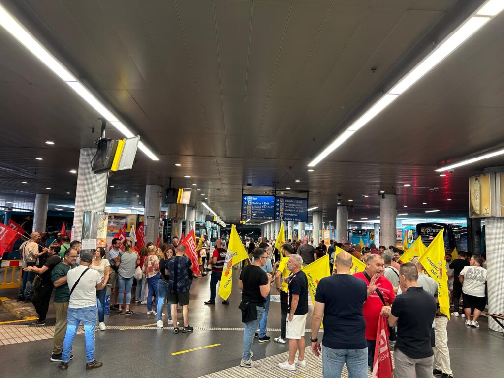 Comisiones Obreras y Sindicato Unificado de Guaguas concentrados en la estación de guaguas de San Telmo en Las Palmas de Gran Canaria/Luis Muro, redactor de los Servicios Informativos de Televisión Canaria