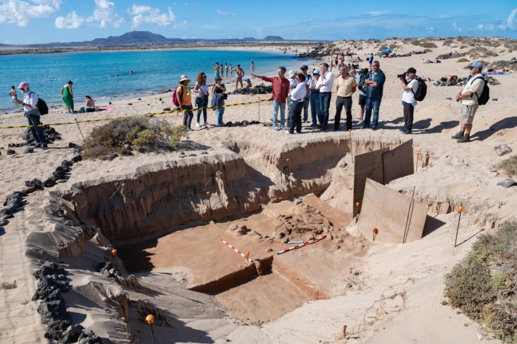 Trabajos en el yacimiento arqueológico de isla de Lobos