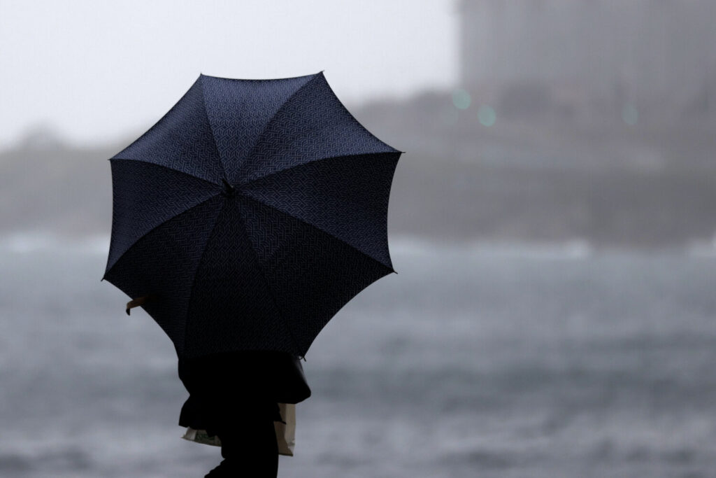 Una persona con paraguas se protege de la lluvia, en una imagen de archivo